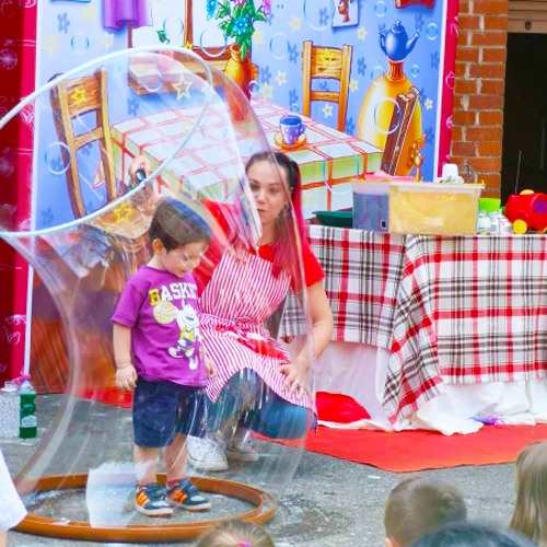 Uno Spettacolo di bolle di sapone giganti per bambini in un evento in piazza